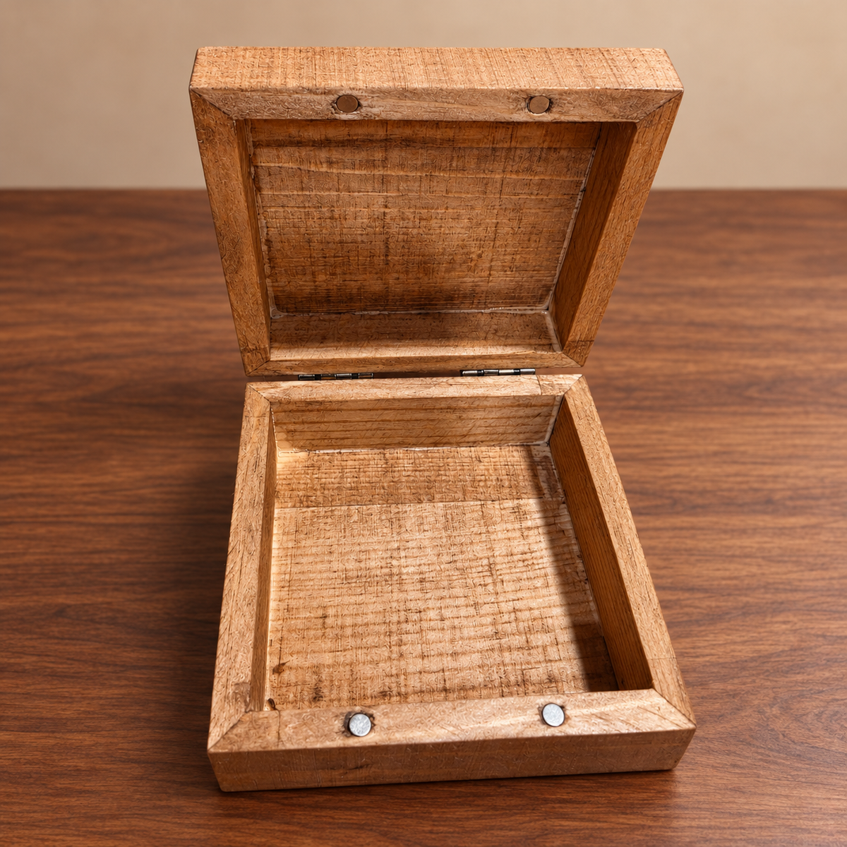 Shared open jewelry box interior without liner